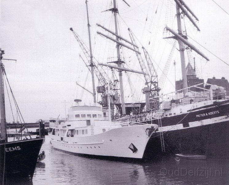 Haven Delfzijl oude jachthaven Albecaro II naast PA Koerts 1.jpg